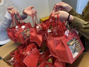 Distribution des colis de Noël @ Salle des fêtes - Labégude